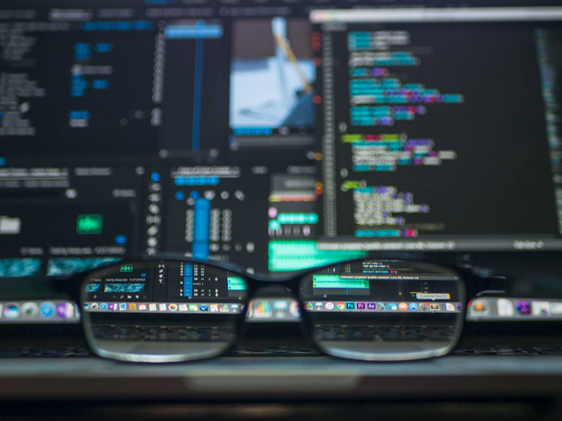 Editor de código escuro com terminal aberto