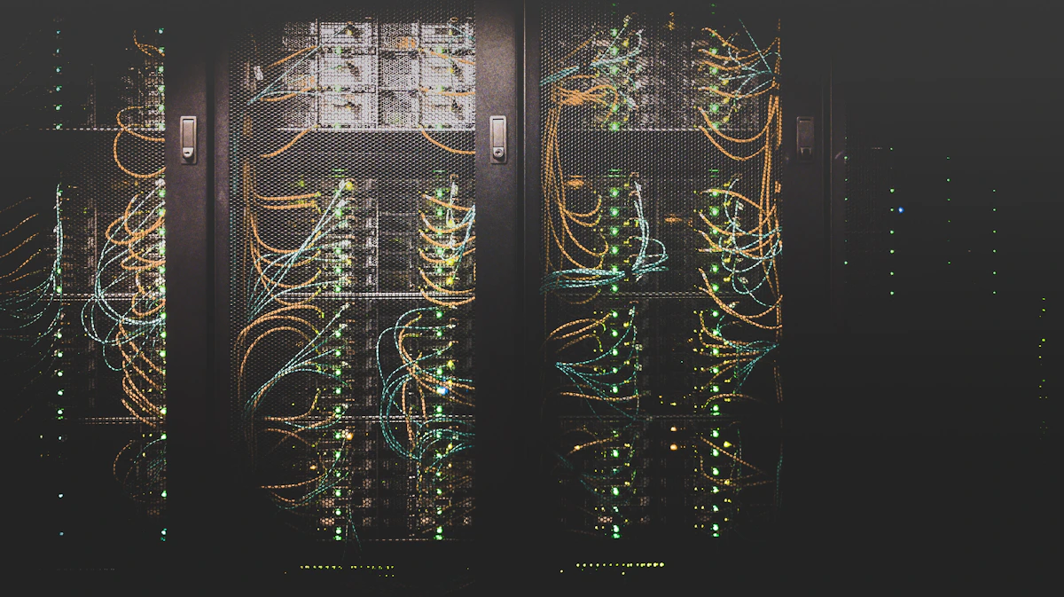 Corredor de data center com racks iluminados em azul